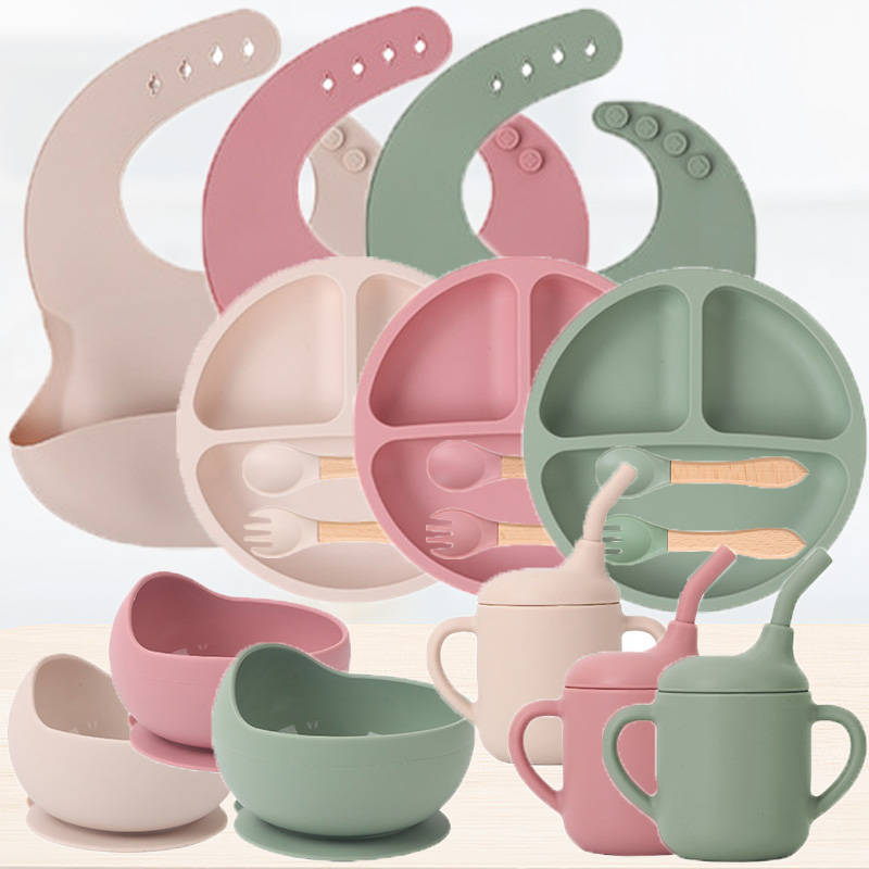 Baby Food Equipment - ชุดเครื่องใช้บนโต๊ะอาหารทำจากซิลิโคนสำหรับเด็กชุดฝึกอาหาร1/2/3/5ชิ้นชุดถ้วยดูดผ้ากันเปื้อนถ้วยส้อม set sendok มารดา